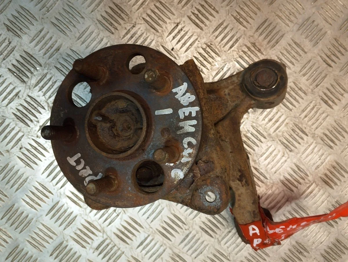 Кулак поворотный задний правый Toyota Avensis