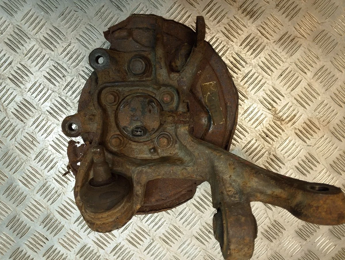 Поворотный кулак задний правый Toyota avensis II