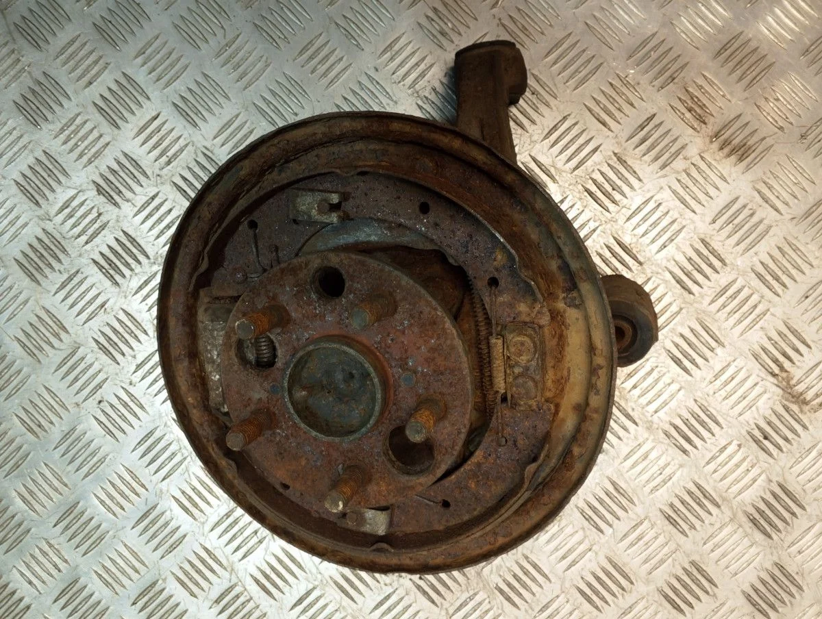 Кулак поворотный задний левый Toyota Avensis I