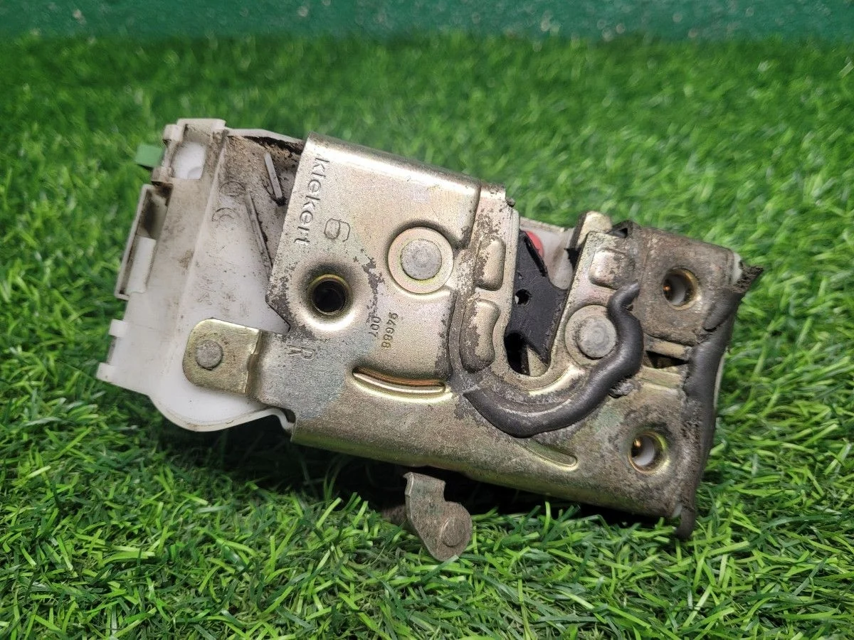 Замок двери задней правой на Toyota Avensis T220