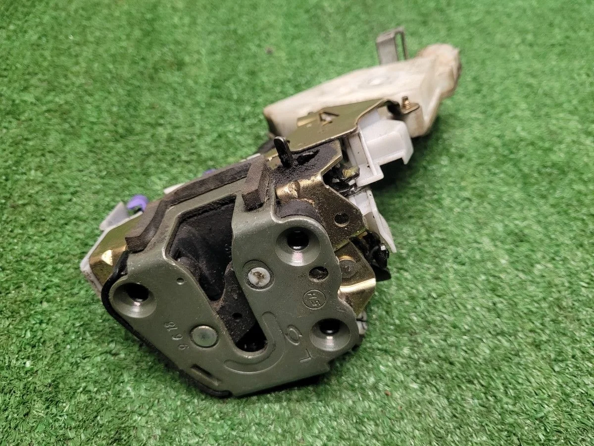 Замок двери задней левой на Nissan Almera Classic