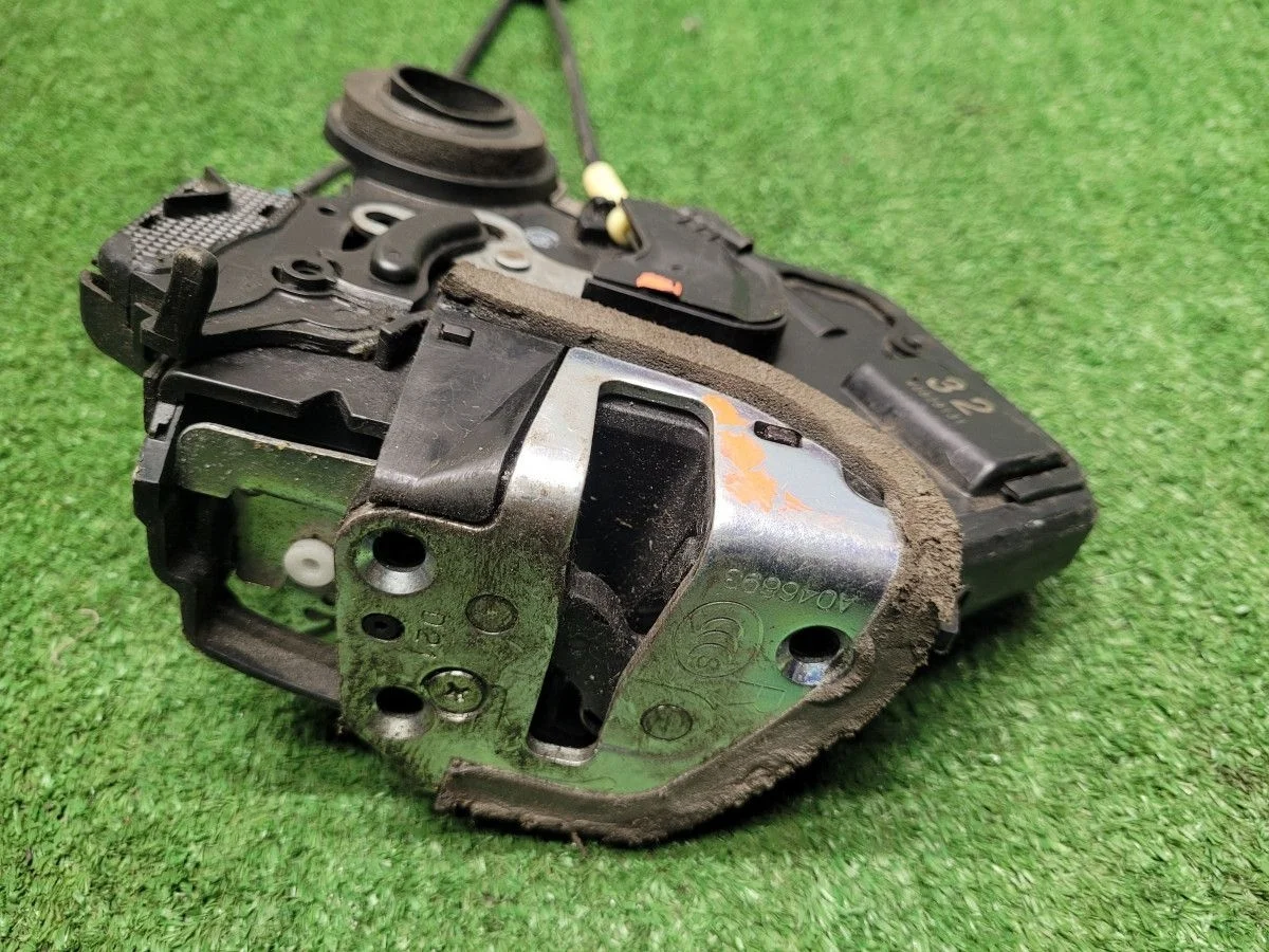 Замок двери задней правой на Toyota RAV 4 30