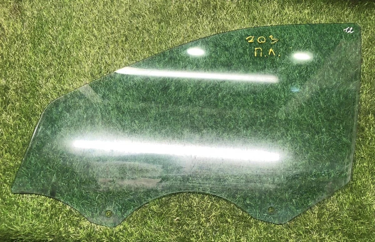 Стекло передней левой двери Mercedes W203   