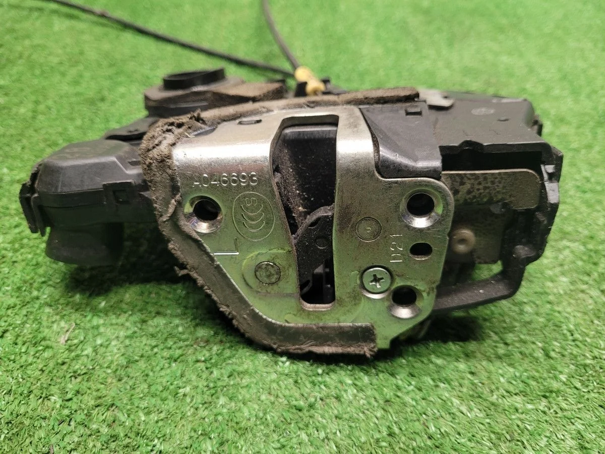 Замок двери задней правой на Toyota RAV 4 30