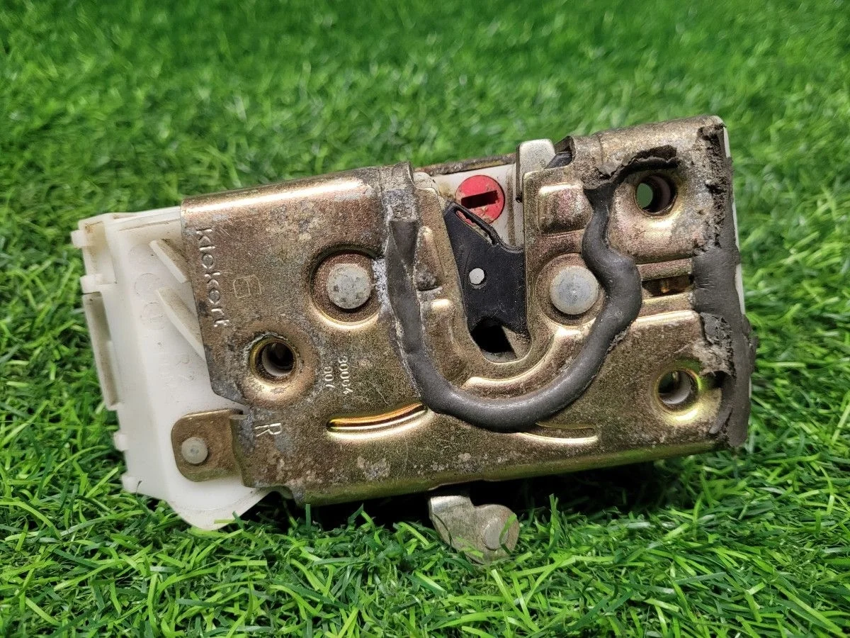 Замок двери задней правой на Toyota Avensis T220