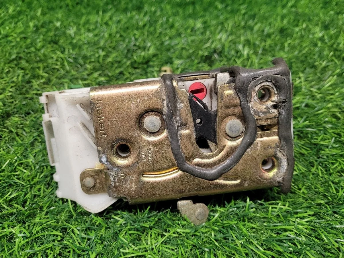 Замок двери задней правой на Toyota Avensis T220