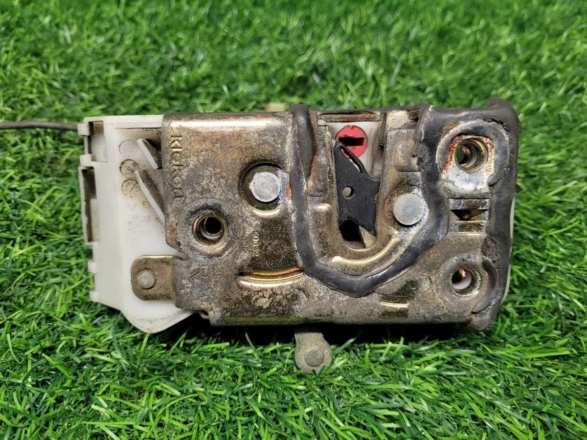 Замок двери задней правой на Toyota Avensis T220