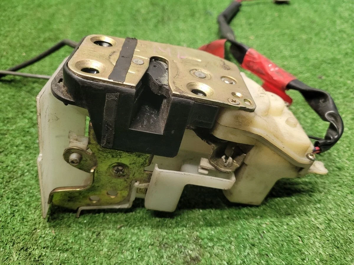 Замок двери передней правой на Mazda MPV 2