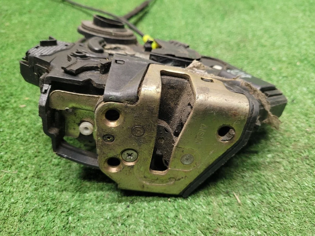 Замок двери задней левой на Avensis T250 AISIN