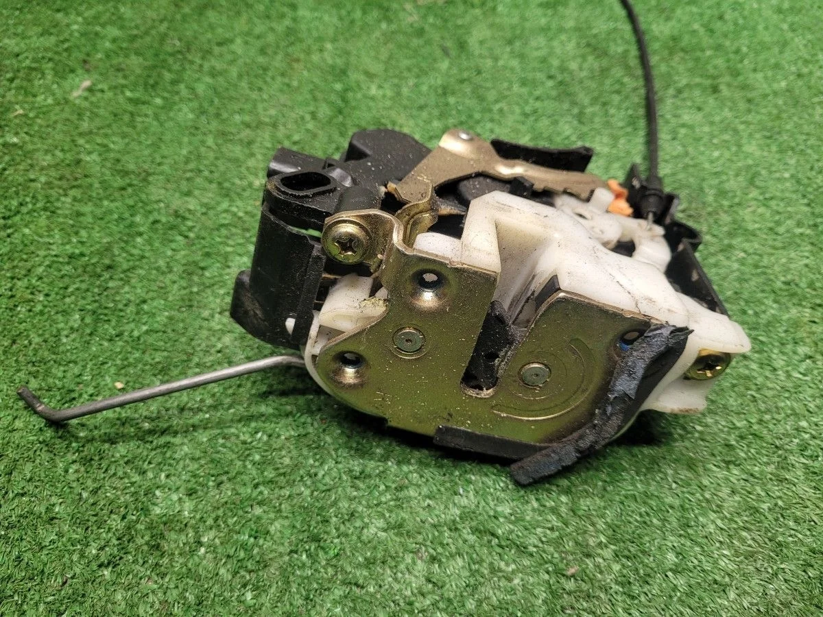 Замок двери задней левый на Lancer 9 ANSEI