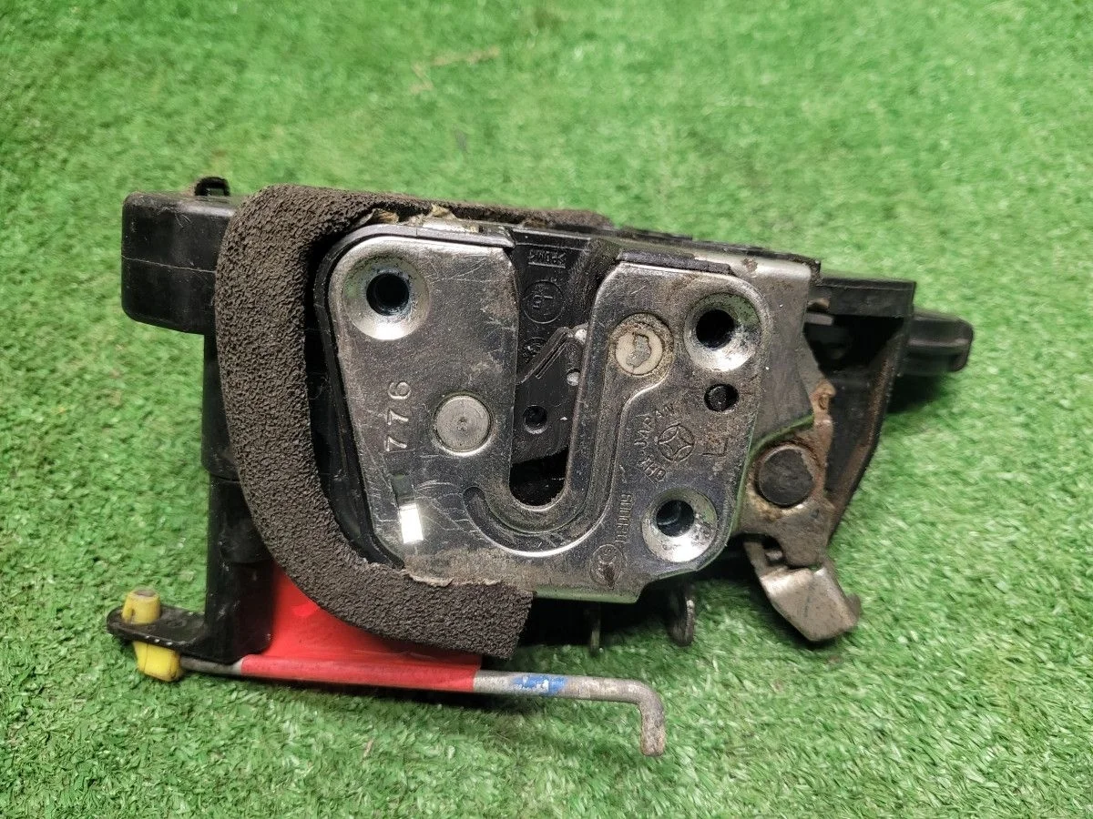 Замок двери передней левой на Infiniti G35X