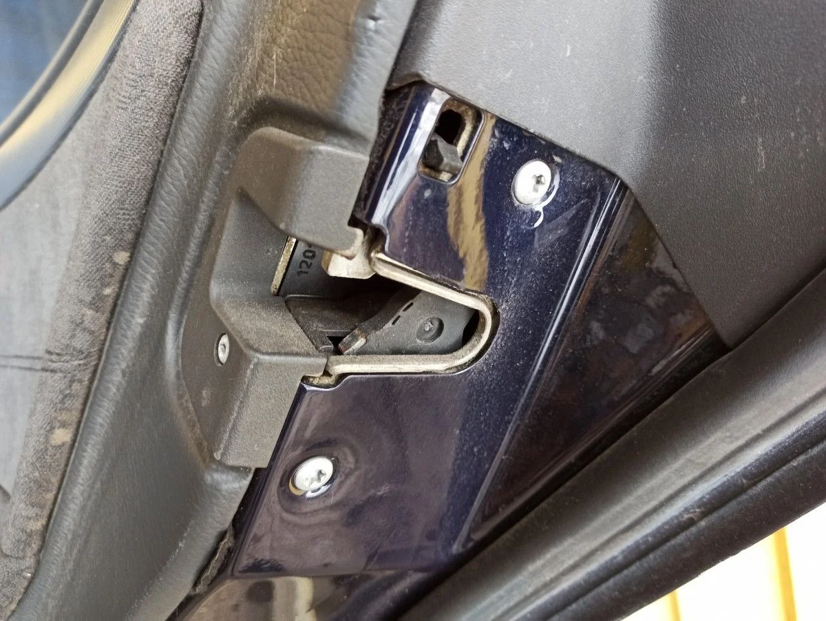 Замок двери задней правой Mercedes W203