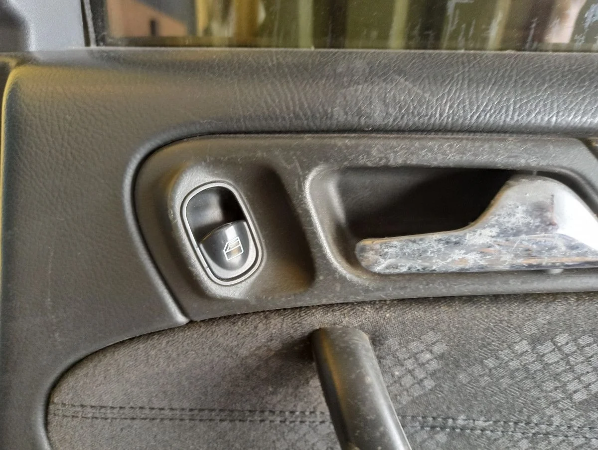 Кнопка стеклоподъемника Mercedes-Benz w203
