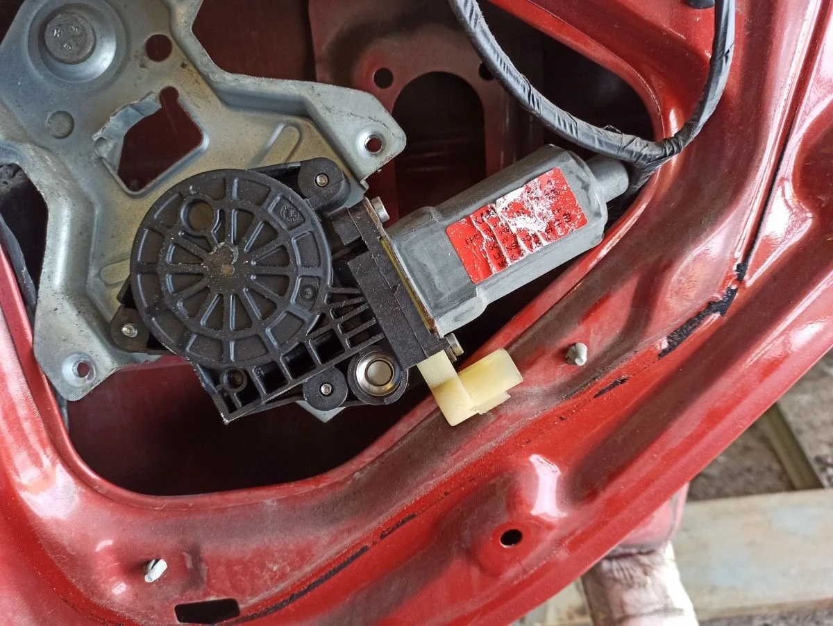 Моторчик заднего стеклоподъемника Hyundai Getz