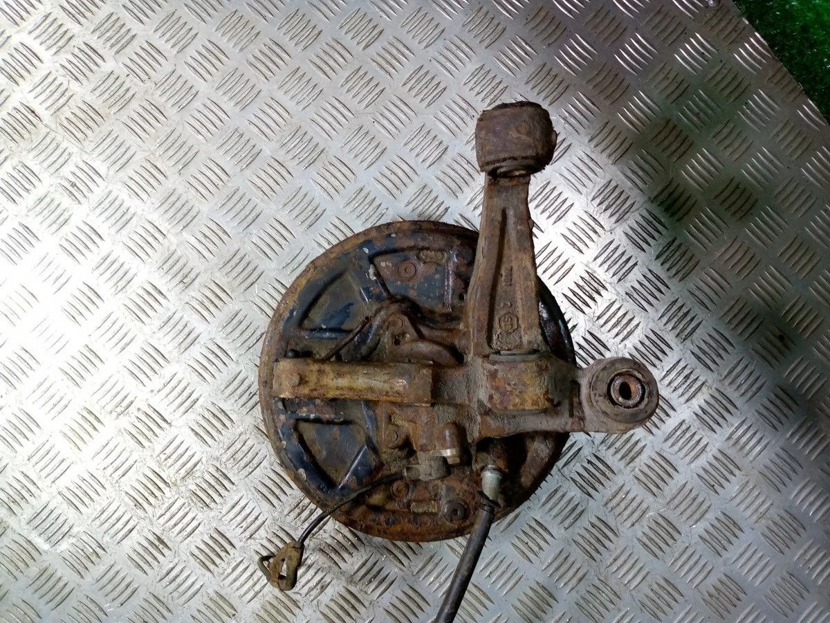 Кулак поворотный задний левый Toyota Avensis I