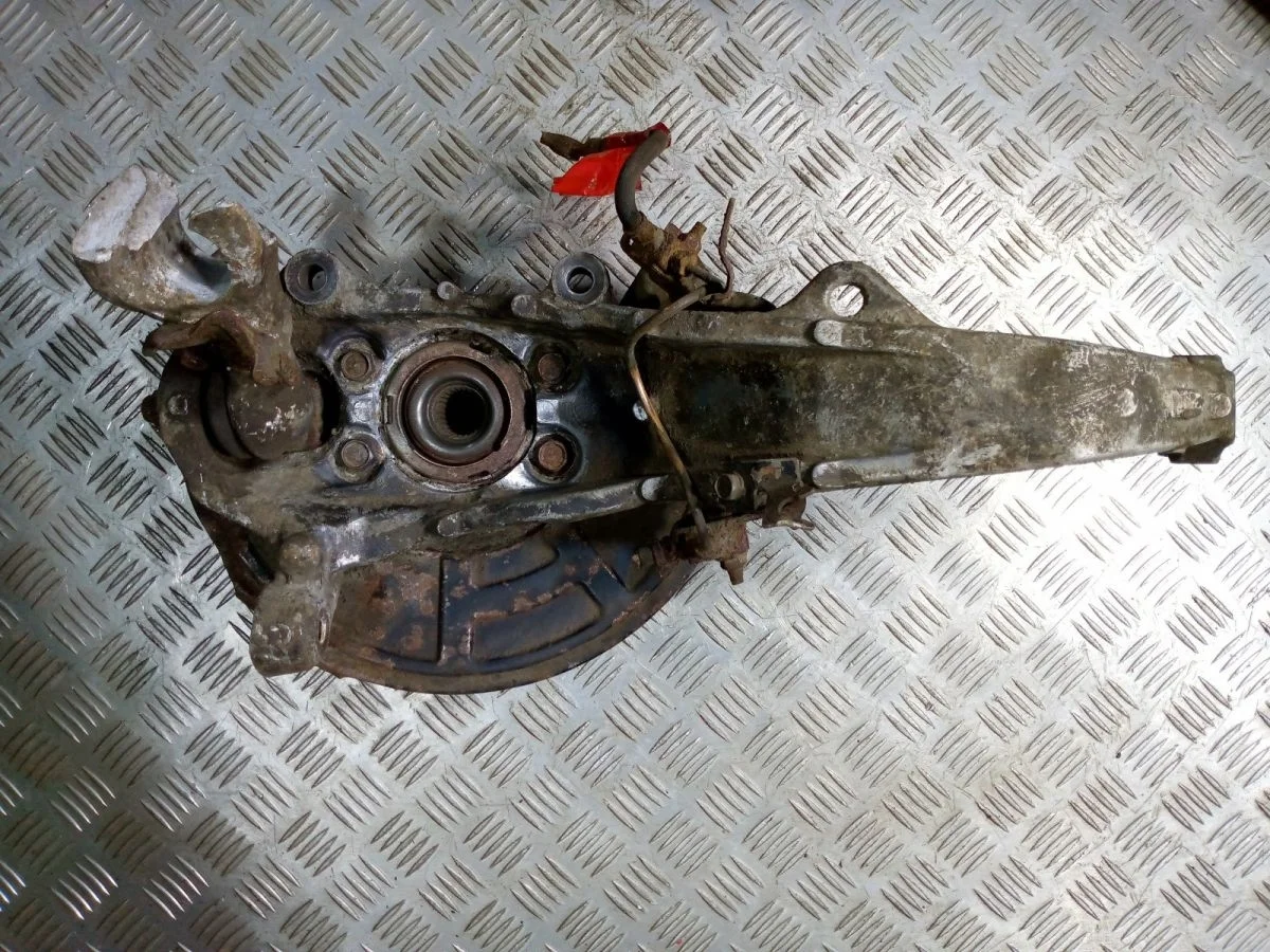 Поворотный кулак передний правый Infiniti G35