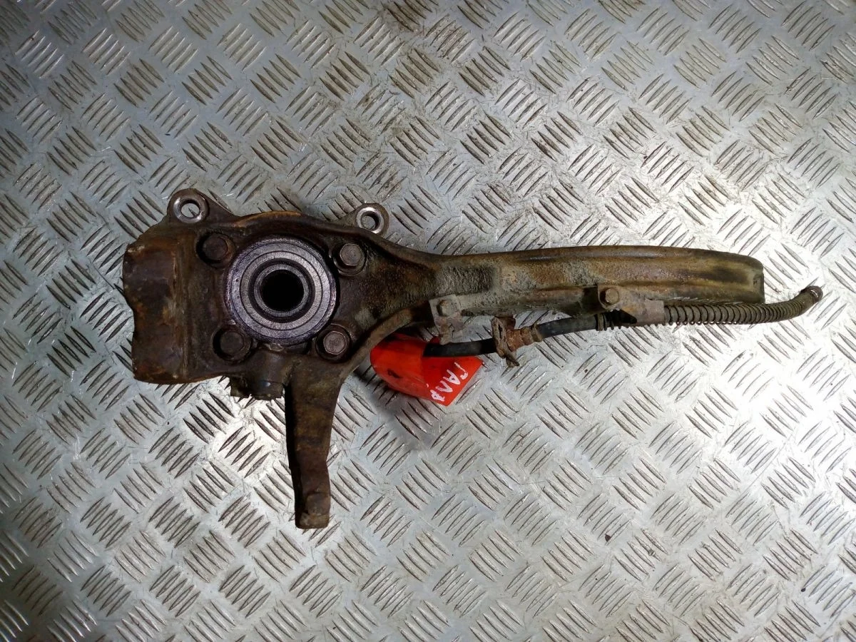 Поворотный кулак передний правый Mitsubishi Galant