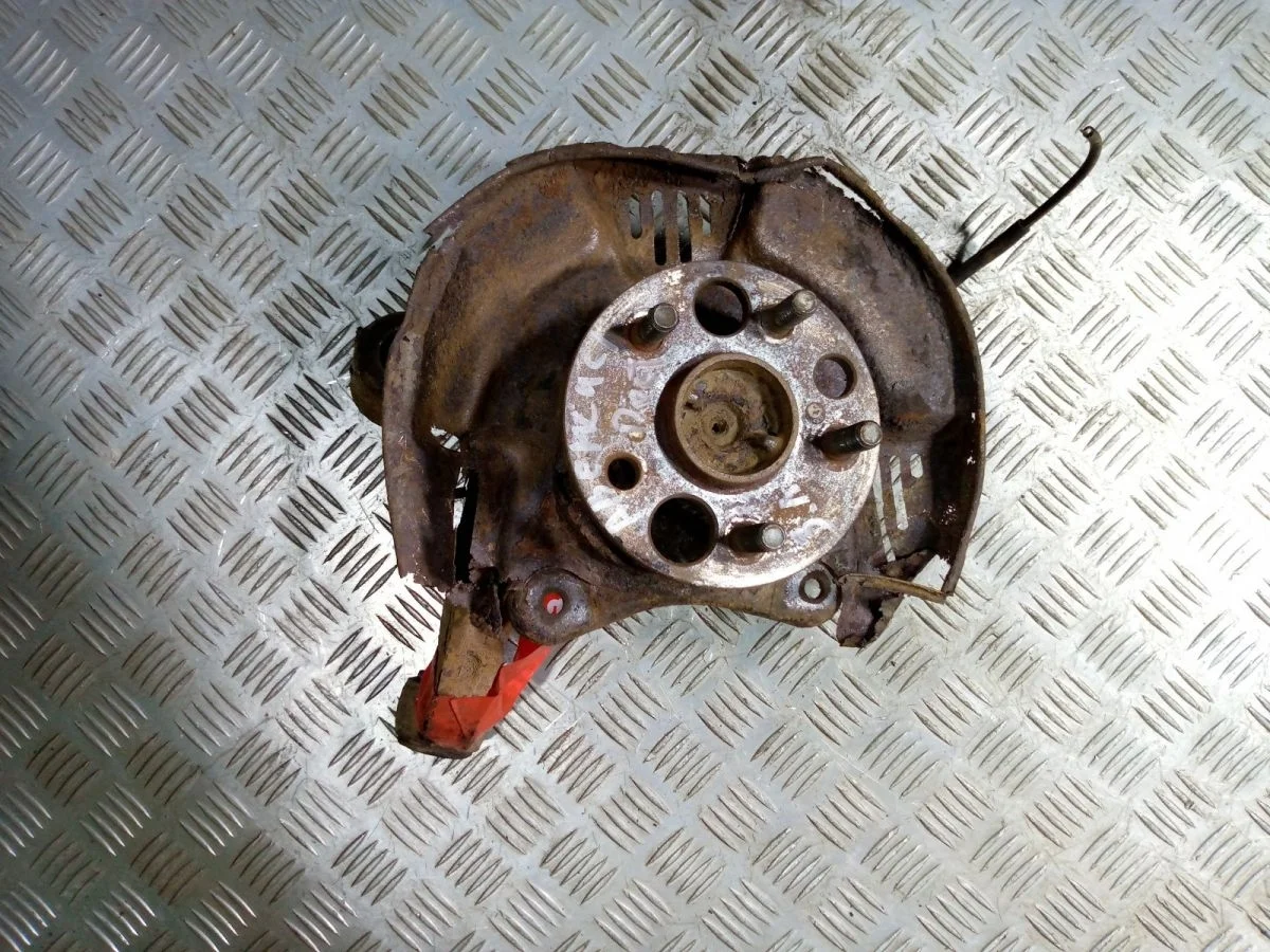 Кулак поворотный задний левый Toyota Avensis