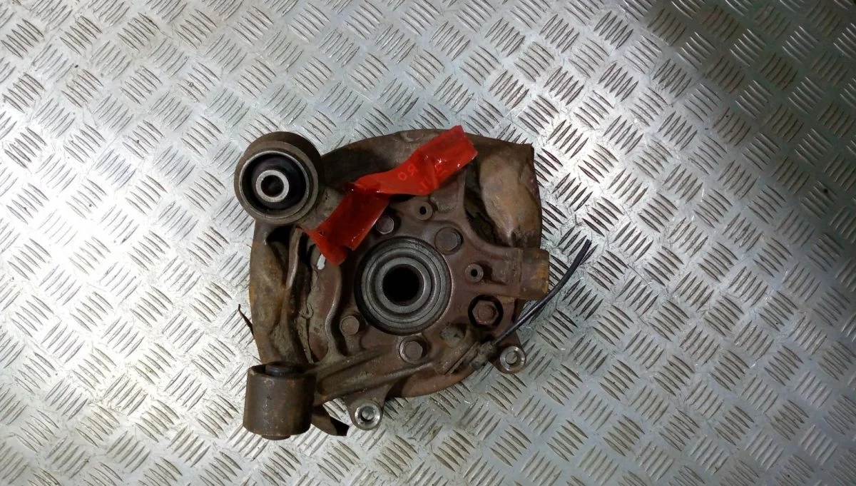 Кулак задний правый Mitsubishi Pajero III