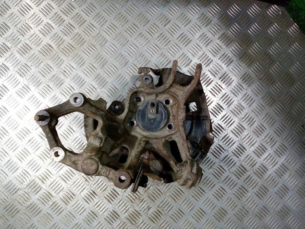 Кулак задний правый Mazda VI-GH