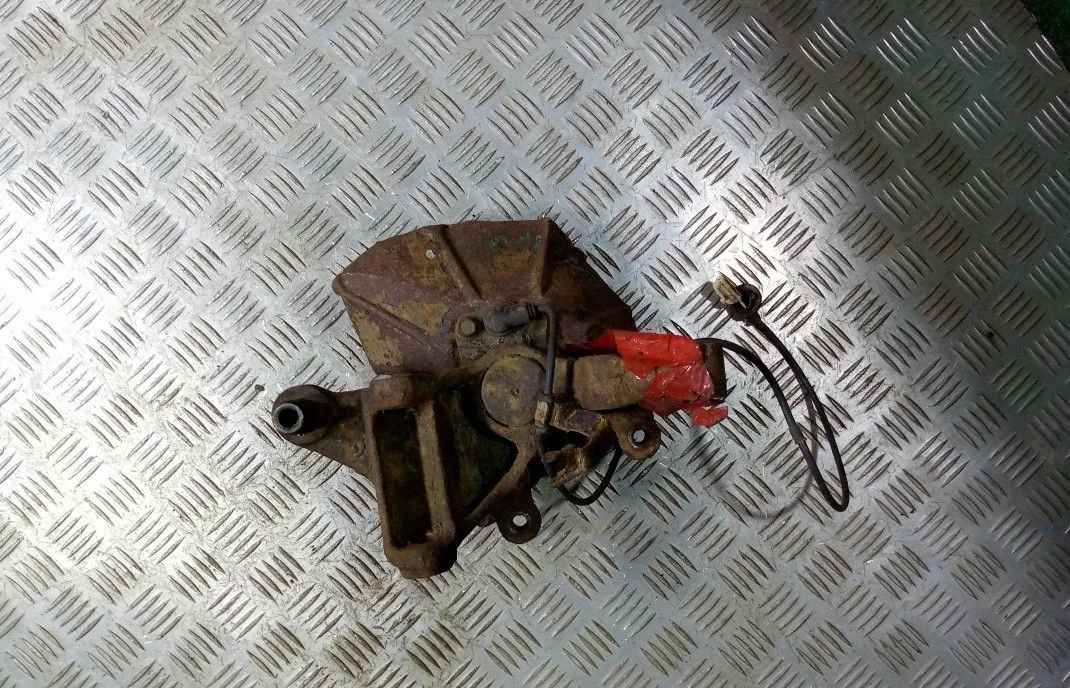 Кулак поворотный задний правый Mazda Premacy