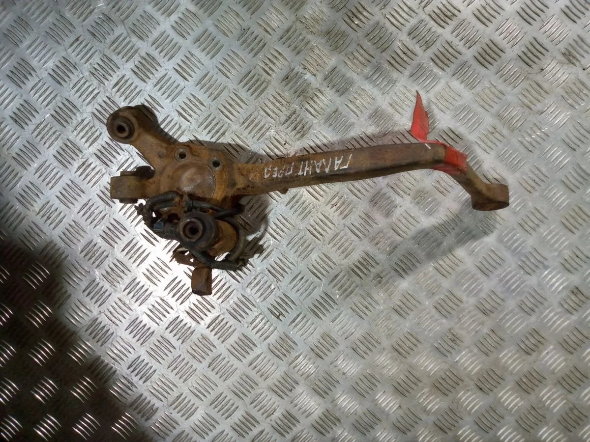 Поворотный кулак задний правый Mitsubishi Galant