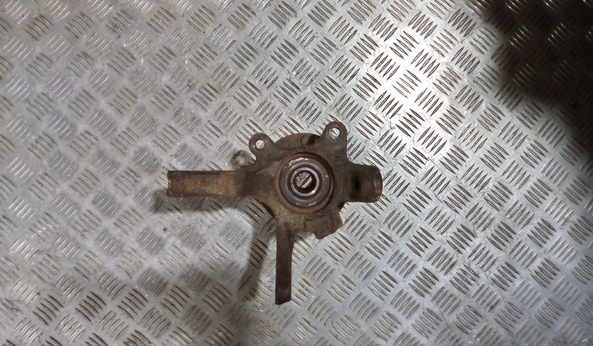 Кулак поворотный передний левый Nissan Almera N16