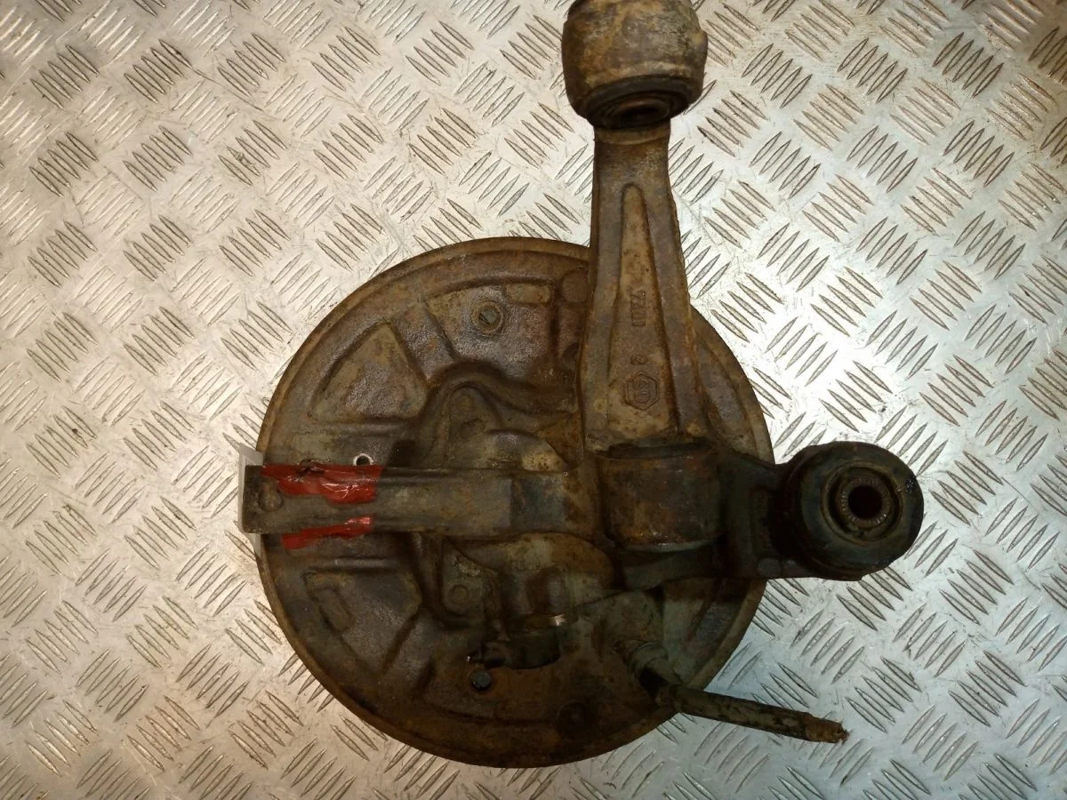 Кулак поворотный задний правый Toyota Avensis I