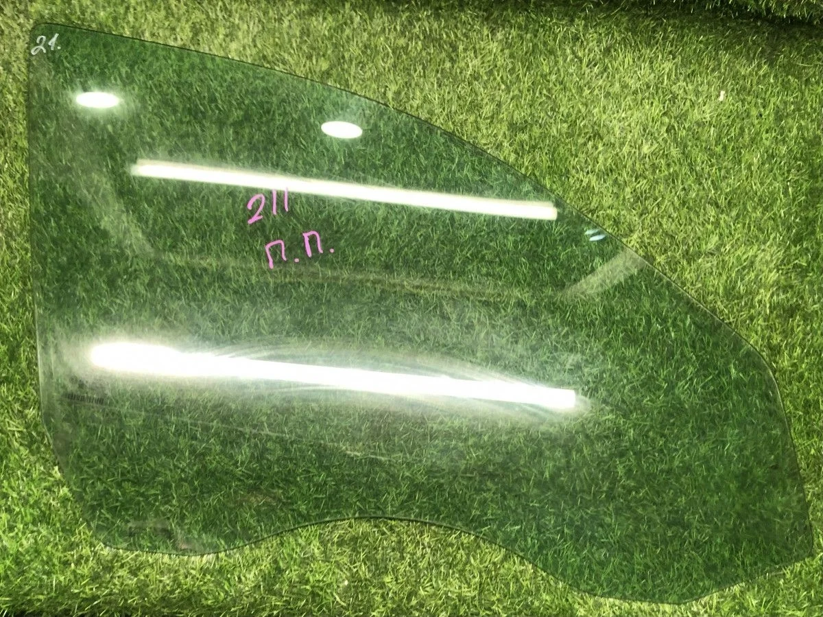 Стекло передней правой двери Mercedes 211