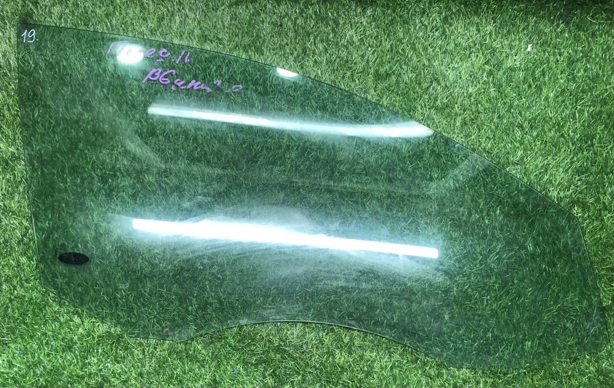 Стекло передней правой двери Volkswagen Passat B6