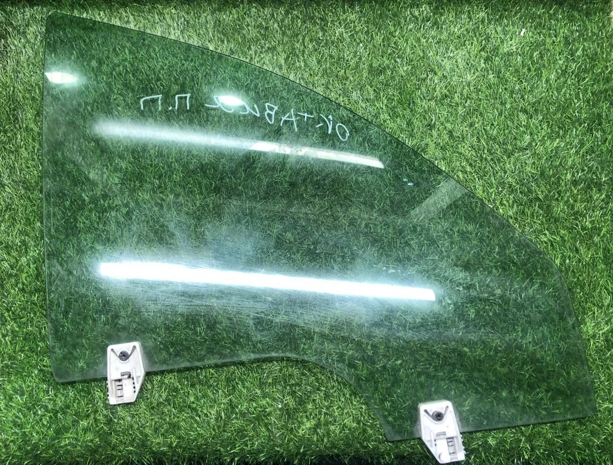 Стекло передней правой двери Skoda Octavia