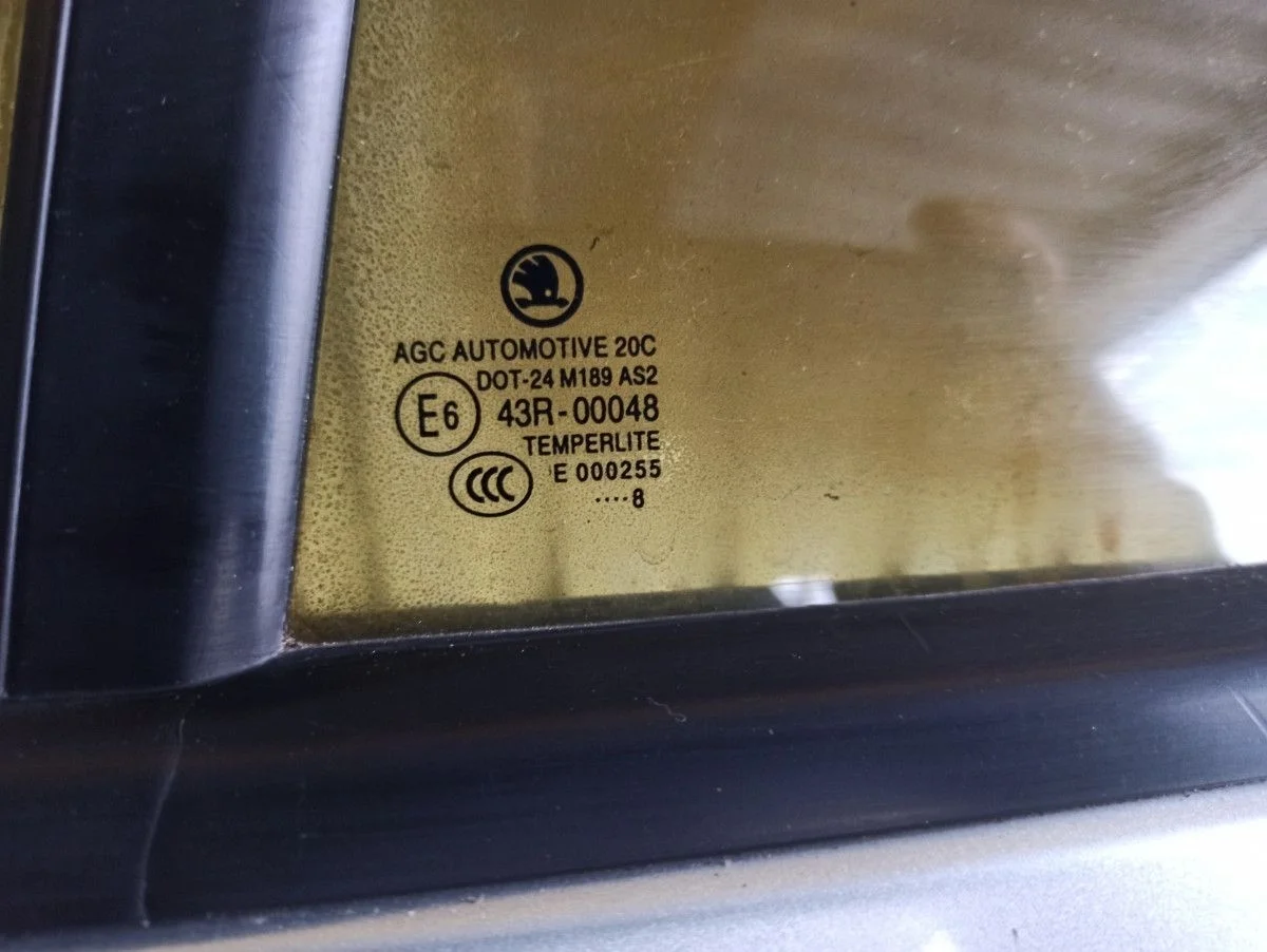 Форточка задней левой двери Skoda Octavia A7