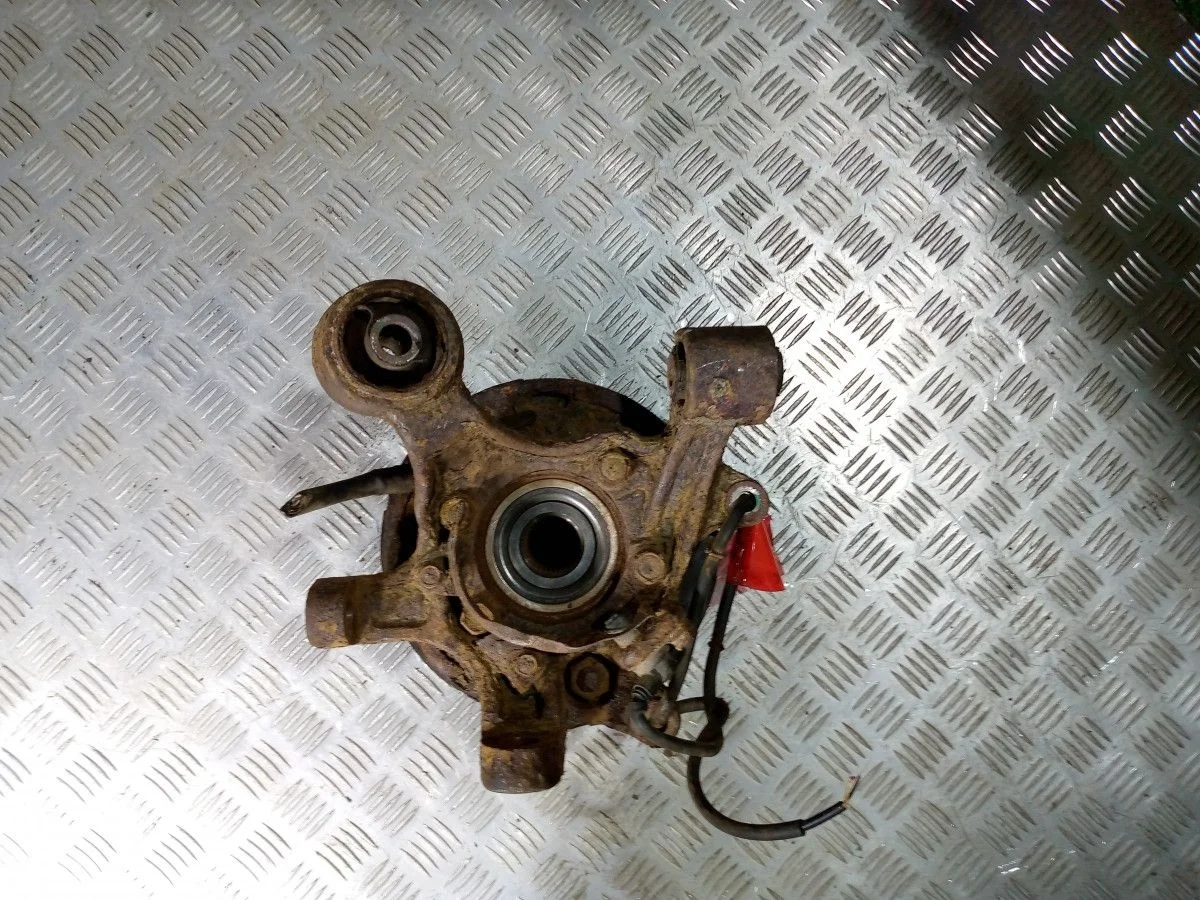 Кулак задний левый Mitsubishi Pajero III АКПП