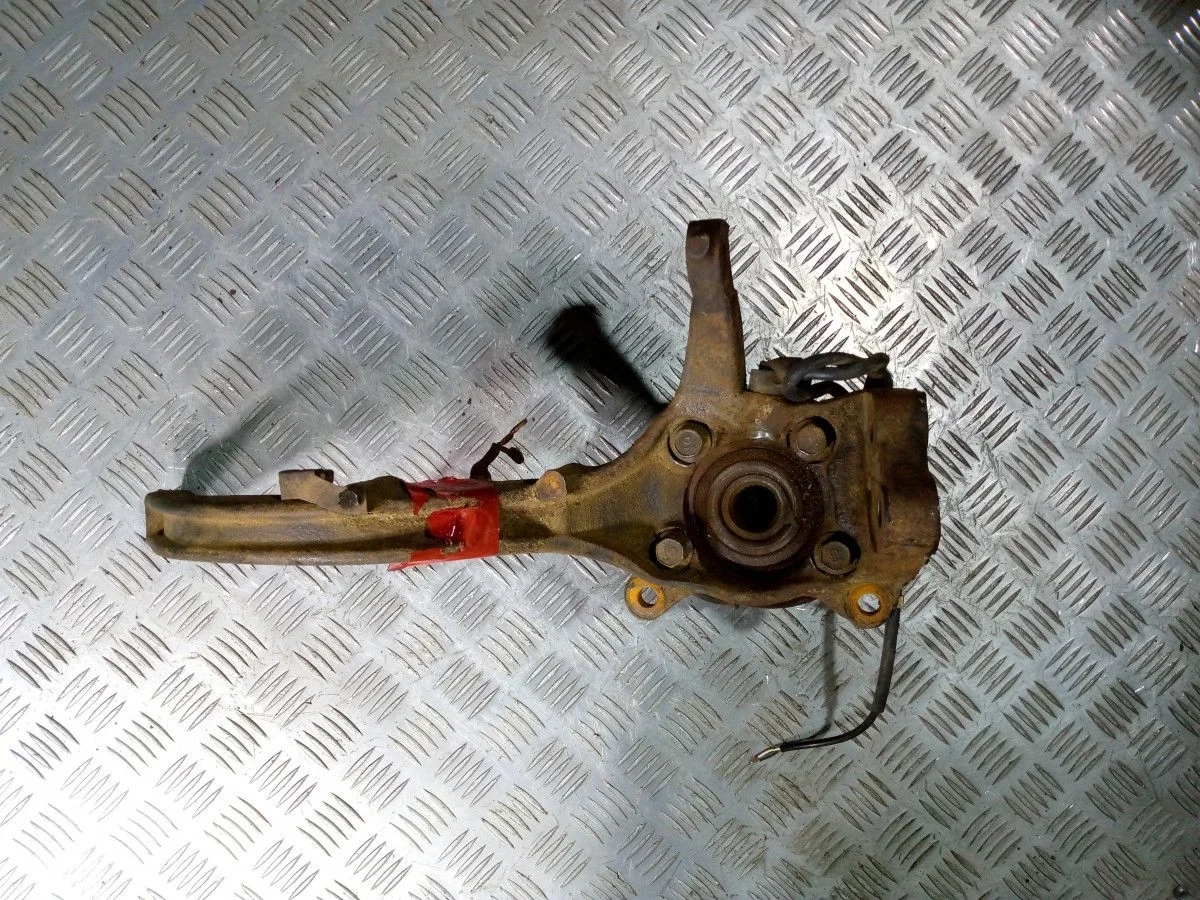 Поворотный кулак передний правый Mitsubishi Galant