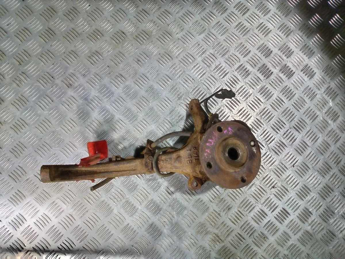 Поворотный кулак передний левый Mitsubishi Galant