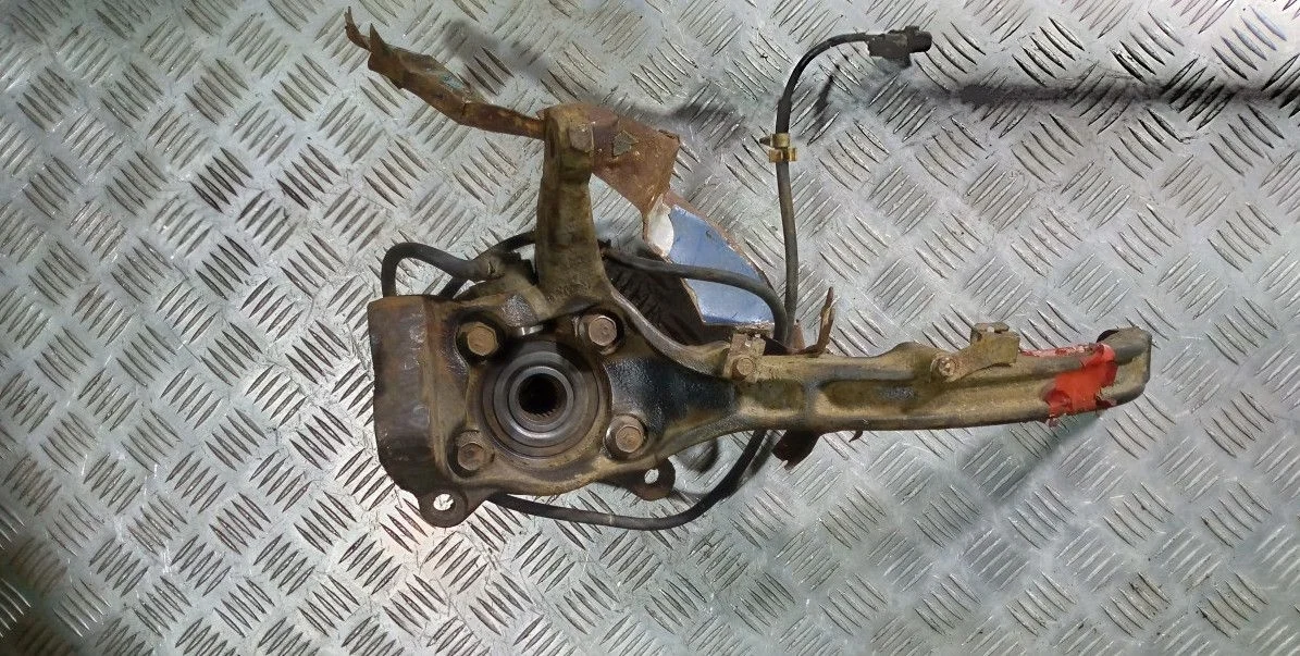 Поворотный кулак передний левый Mitsubishi Galant