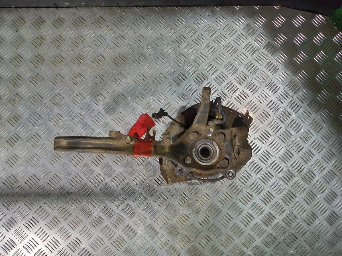 Поворотный кулак передний правый Mitsubishi Galant