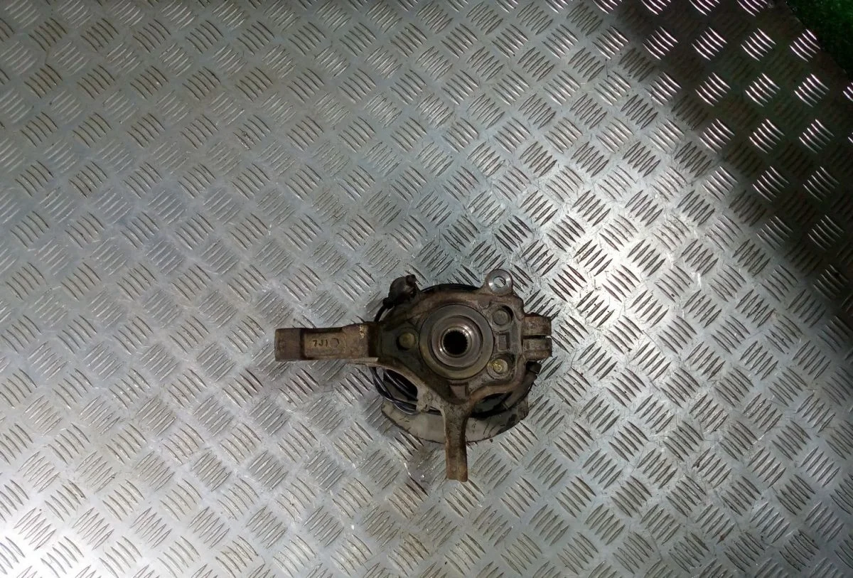 Поворотный кулак передний левый Nissan Tiida