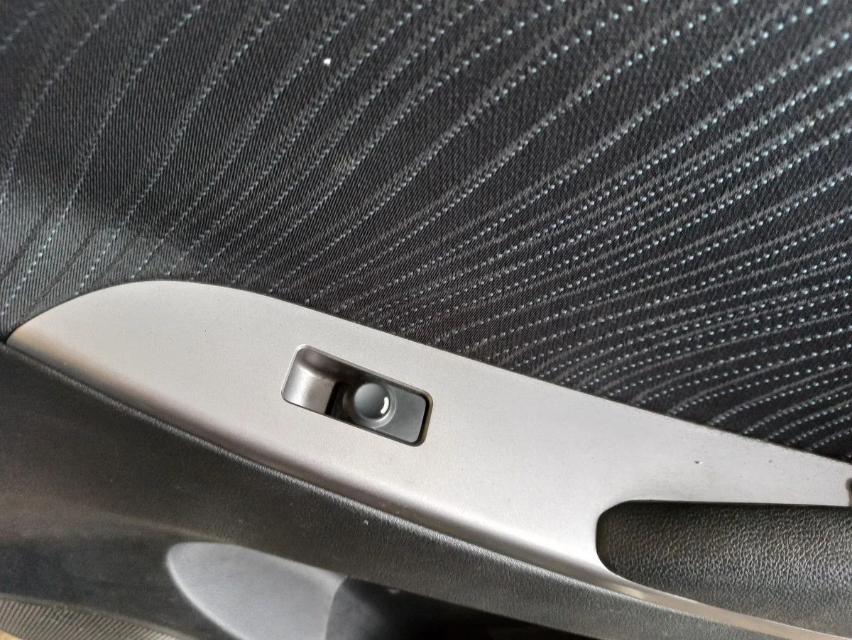 Кнопка стеклоподъемника Hyundai Solaris 1