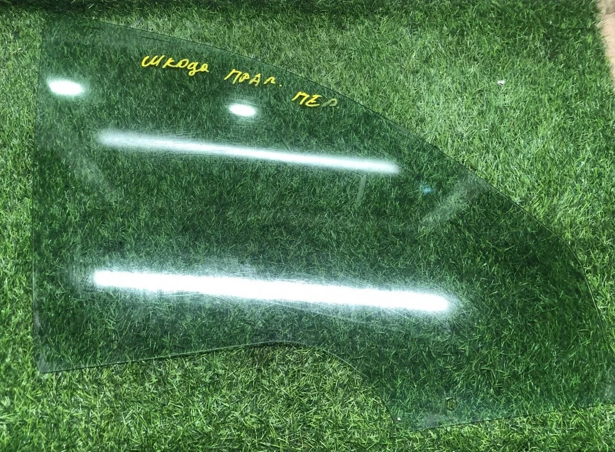 Стекло двери переднее правое Skoda Octavia