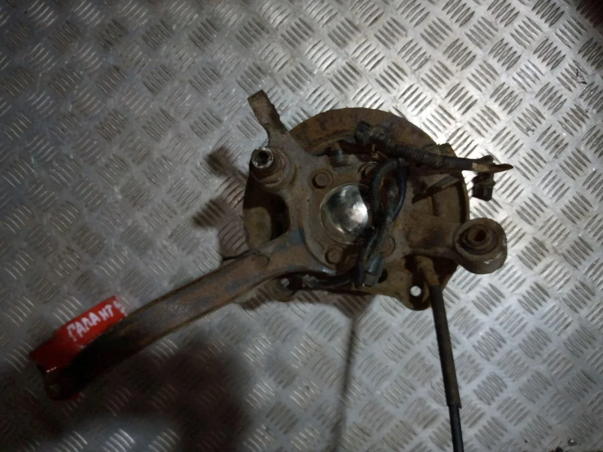 Поворотный кулак задний правый Mitsubishi Galant