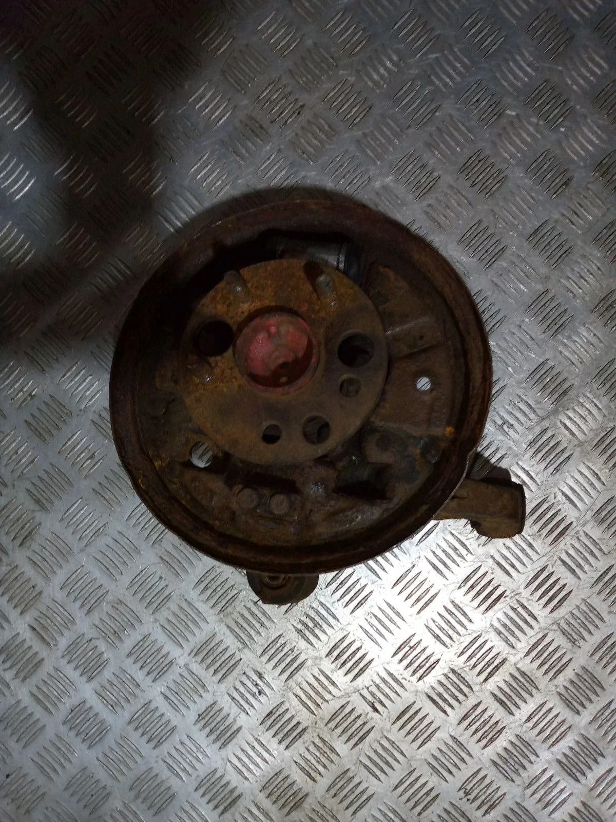 Кулак поворотный задний левый Toyota Avensis I