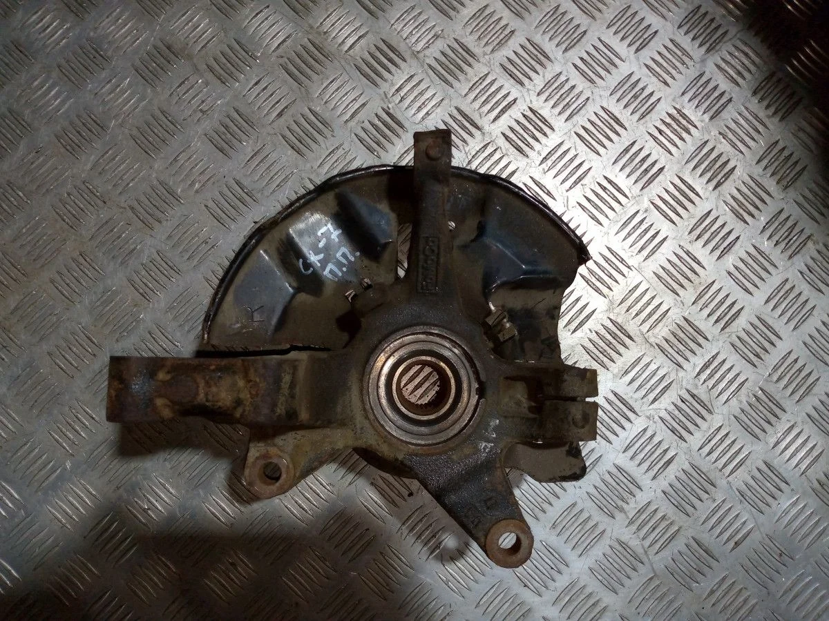 Кулак передний правый Mazda CX-VII