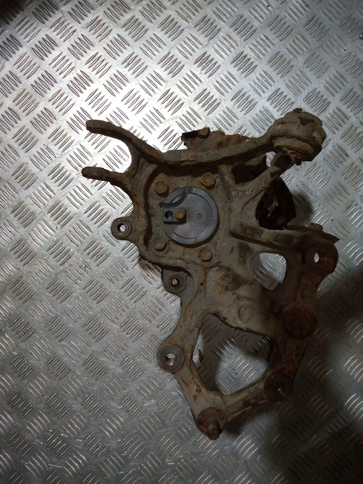 Кулак задний правый Mazda VI-GH