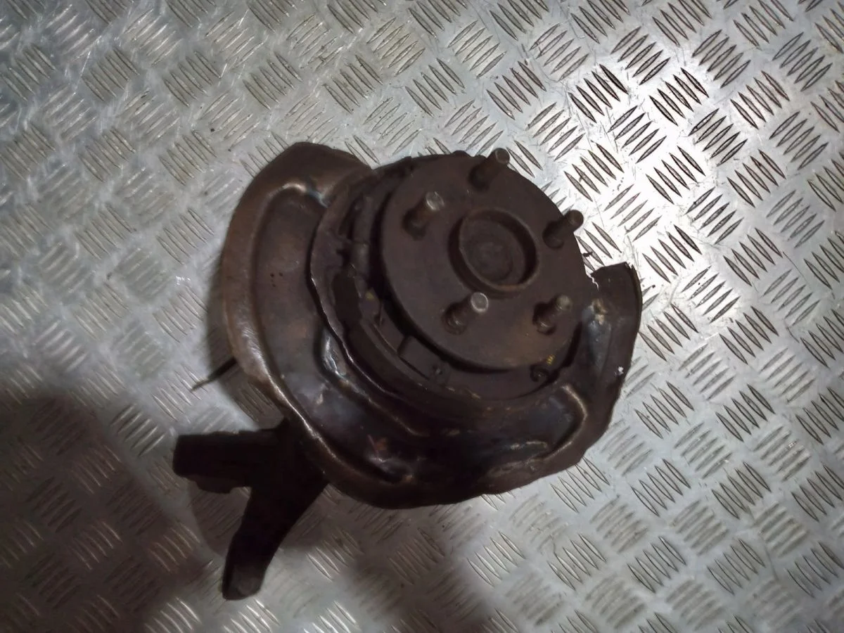 Поворотный кулак задний правый Toyota avensis II