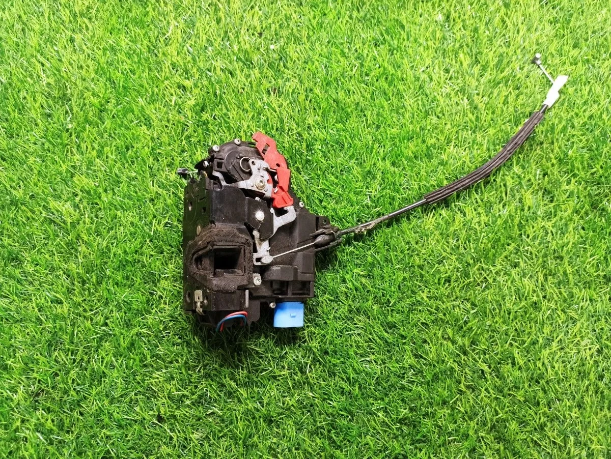 Замок двери передний левый Skoda Fabia