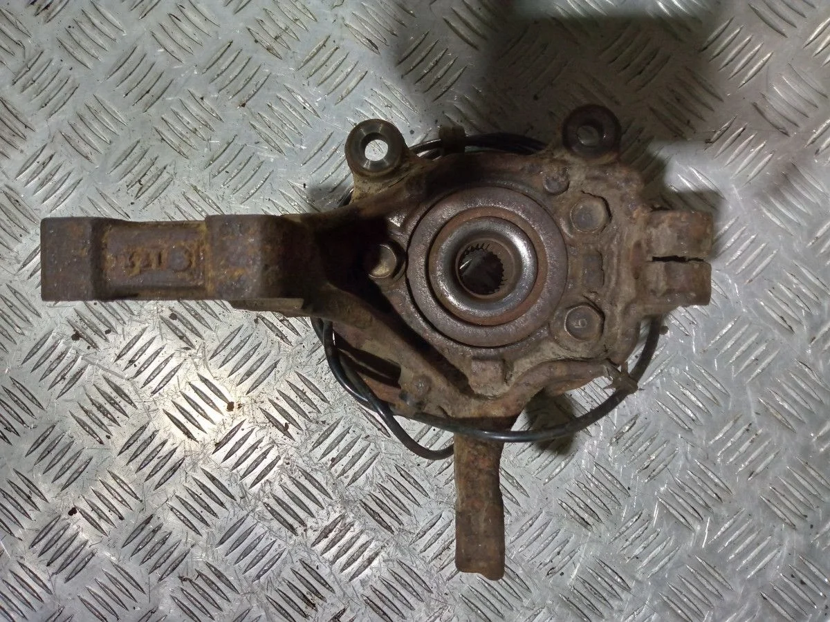 Поворотный кулак передний левый Nissan Tiida