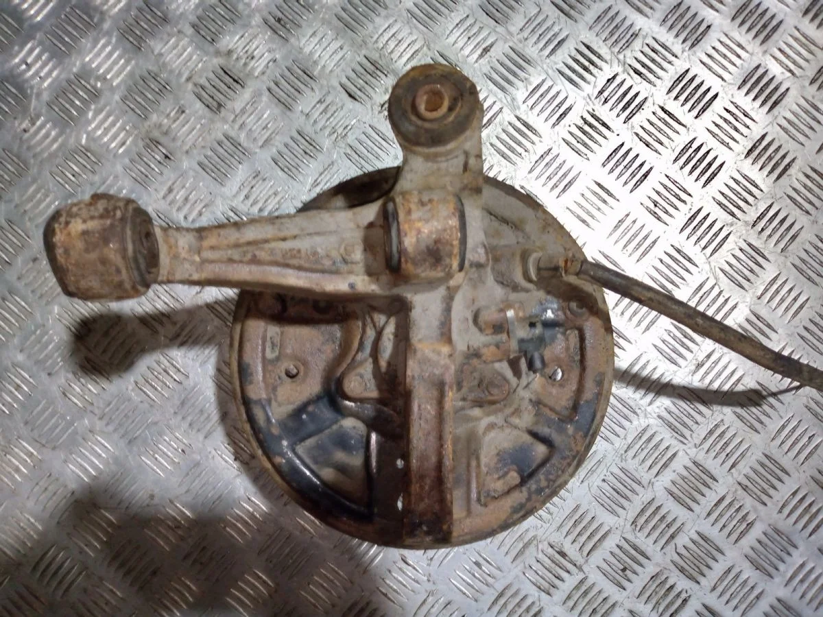 Кулак поворотный задний правый Toyota Avensis I