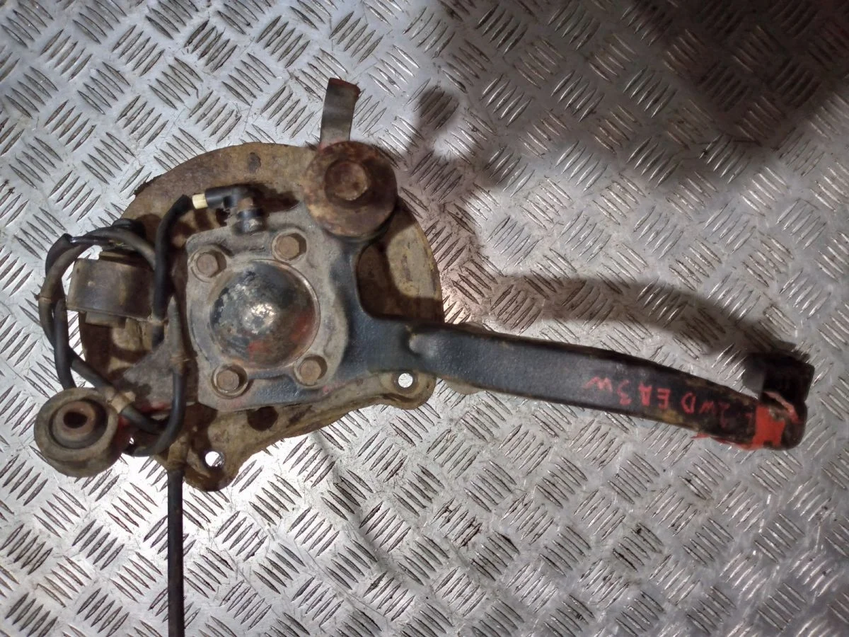 Поворотный кулак задний левый Mitsubishi Galant