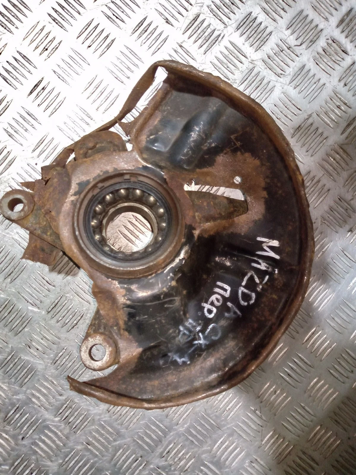 Кулак передний правый Mazda CX-VII